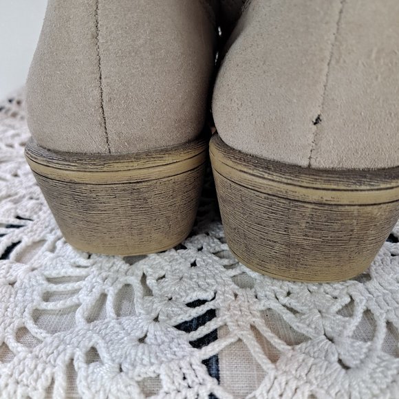 American Rag Giggi Tan Suede Western Style Low Boot Perforated Top Size 9.5 - Picture 7 of 10